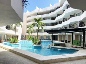 Studio w/Rooftop Pool only 2 mins from the Beach
